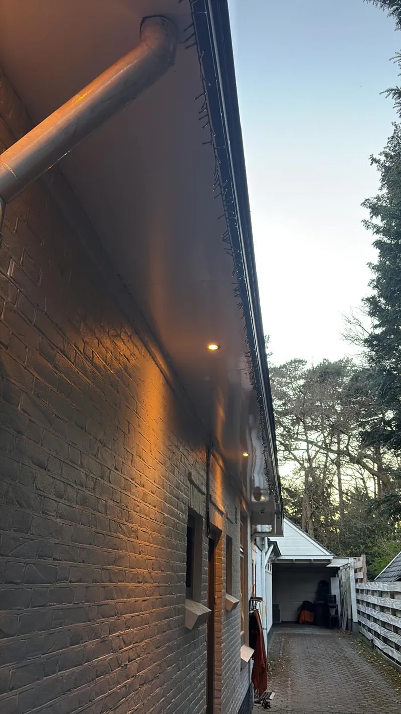Overstek vernieuwd en geschilderd
