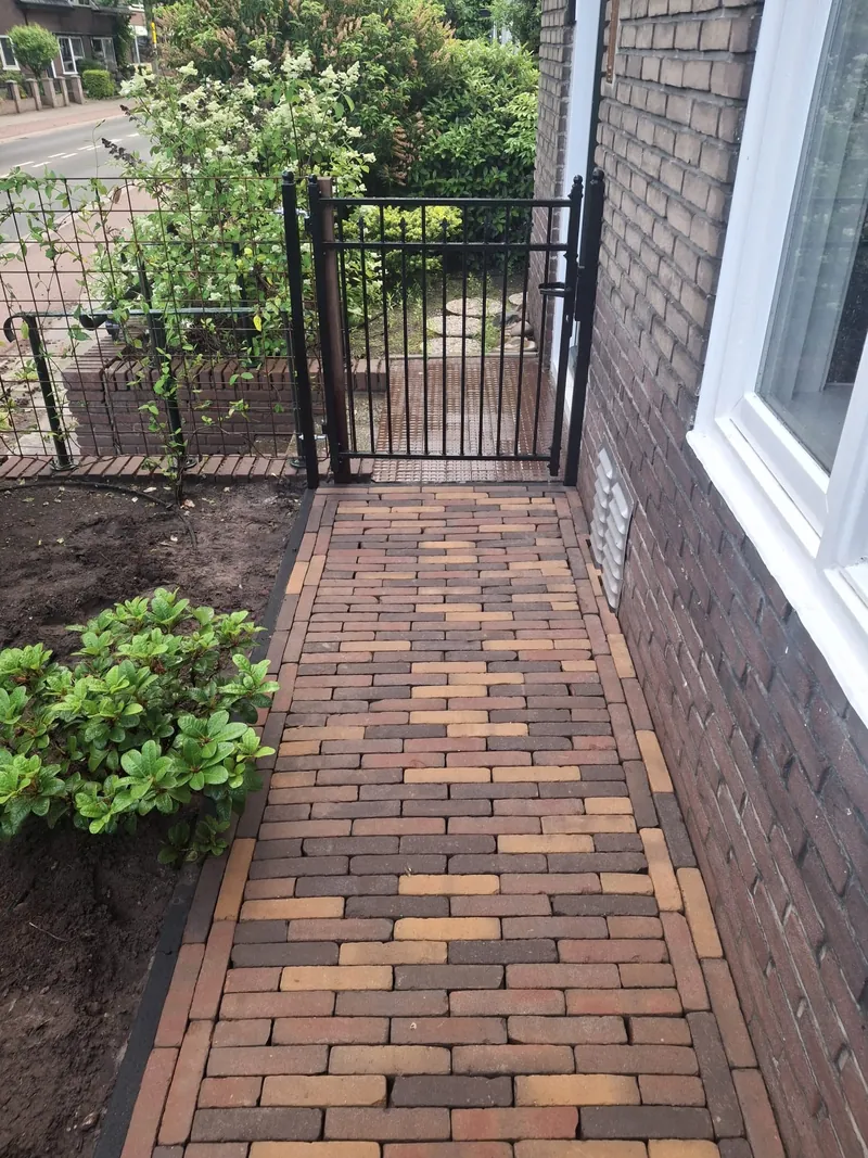 Straatwerk rondom het huis Ede - Oprit en looppad